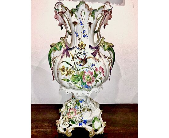 Grande vaso traforato in terraglia con manici a grottesche e decoro floreale. manifattura Gian Battista Viero,Nove di Bassano.