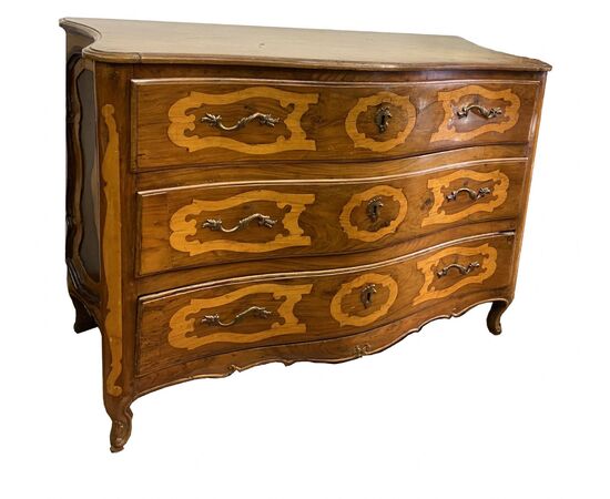 Elegant Louis XV shaped chest of drawers     