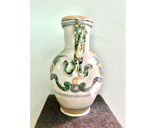 Vaso biansato in maiolica con decoro rocaille e motivi vegetali stilizzati.Caltagirone,Sicilia.