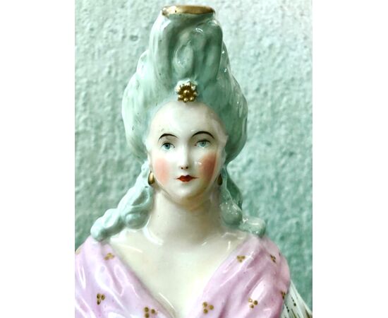 Veilleuse tisaniera in porcellana raffigurante figura femminile con cane.Francia,periodo Luigi Filippo.