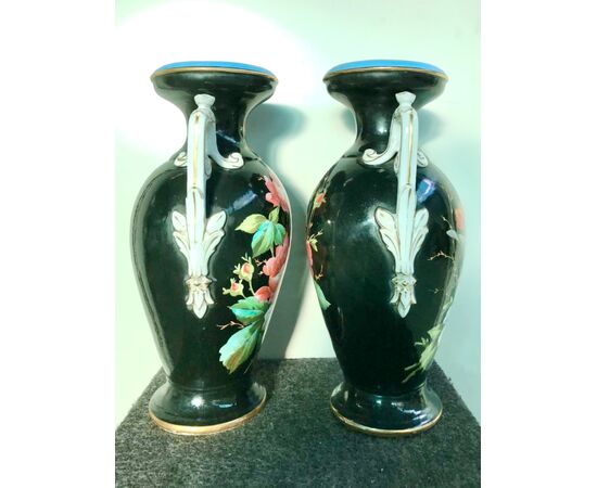 Coppia di vasi biansati in porcellana policroma con scene floreali e uccellini.Manifattura Ginori Doccia.