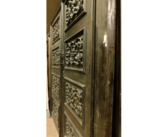 ptn123 sixteenth-century door with masks, measuring width 205 cm x H 245 cm