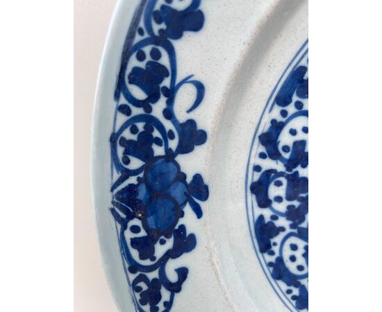 Piatto in maiolica con decoro in monocromia turchina ad ispirazione cinese.Manifattura di Delft,Olanda.