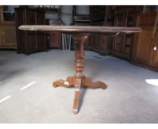 Fixed round table in walnut with central leg - half of the 19th century - small table     