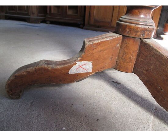 Tavolo tondo fisso in noce con gamba centrale - epoca metà '800 - tavolino