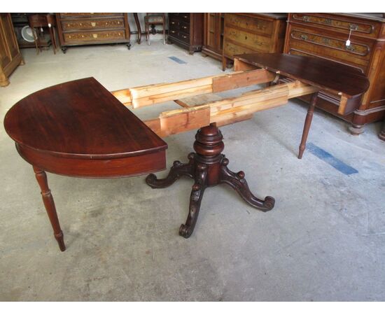 Small round-round table extendable in walnut with central leg half &#39;800     
