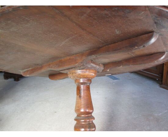 Tavolo tondo fisso in noce con gamba centrale - epoca metà '800 - tavolino