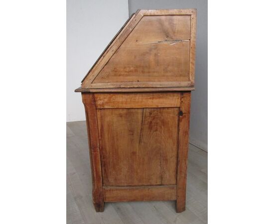 Louis XVI limelight in walnut bureau - secretaire - writing desk - end 700 - XVIII century.     