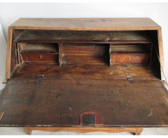 Louis XVI limelight in walnut bureau - secretaire - writing desk - end 700 - XVIII century.     