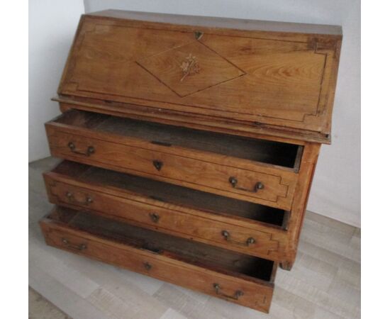 Louis XVI limelight in walnut bureau - secretaire - writing desk - end 700 - XVIII century.     