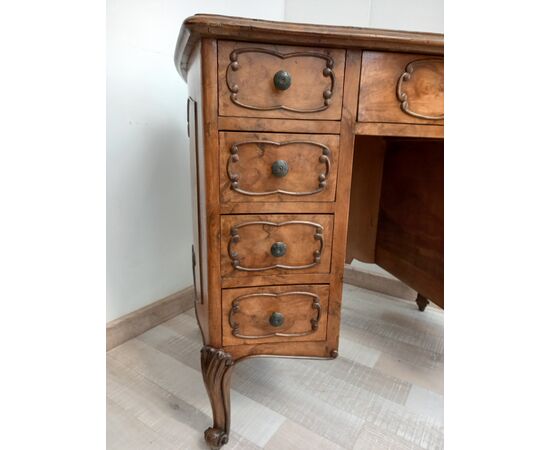 Baroque desk veneered in walnut briar - Louis XV style - 94 cm long!     
