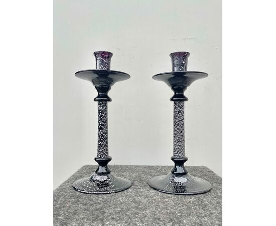 Coppia di candelieri in vetro ametista scuro con inclusione foglia d’argento.Vetreria Artistica Gambaro & Poggi.Murano.