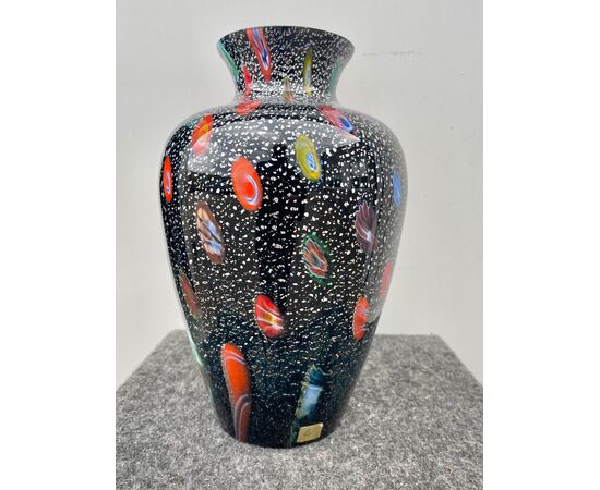 Vaso globulare in vetro incamiciato con foglia argento e murrine.Firma Michielotto 1988.Murano.