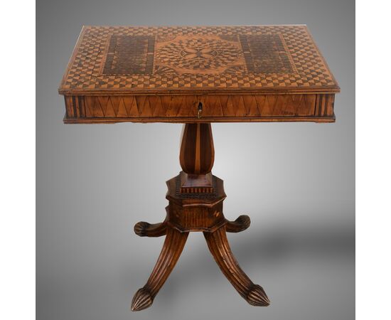 Antico tavolino intarsiato firmato Giuseppe Linotti