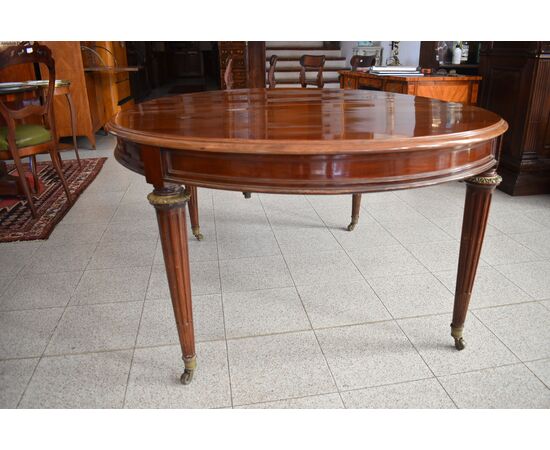 Oval table     