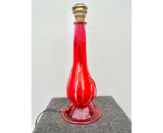 Lampada in vetro rosso con applicazioni in rilievo trasparenti con foglia oro.Murano.