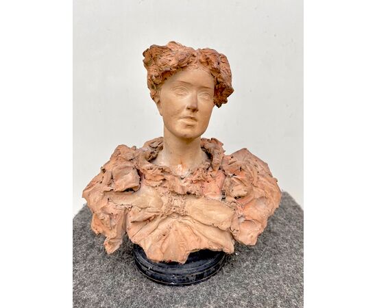 Scultura in terracotta raffigurante busto femminile.firma:Italo Campagnoli,data 1897.  (Mirandola 1859-Capri 1931)