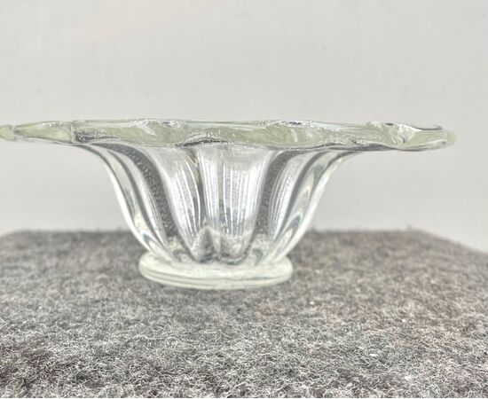 Vaso centrotavola in vetro pesante polilobato con inclusione di foglia d’argento.Firma Diego Bardella.Murano.