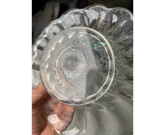 Vaso centrotavola in vetro pesante polilobato con inclusione di foglia d’argento.Firma Diego Bardella.Murano.