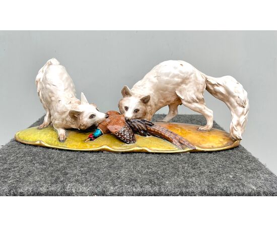 Gruppo scultoreo con coppia di volpi che si contendono un fagiano.Manifattura di Guido Cacciapuoti.Milano.