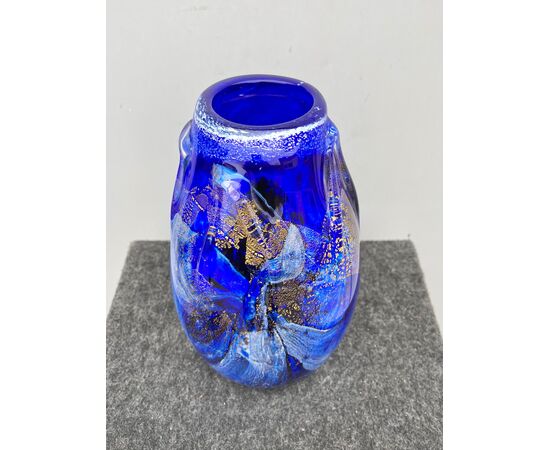 Vaso in vetro pesante sommerso con inclusioni di variegature lattimo e foglia oro.Manifattura A.Ve.M.Murano.