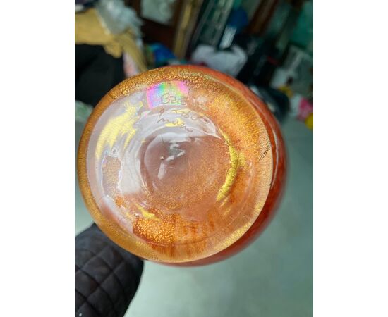 Vaso in vetro incamiciato con variegature lattimo e foglia oro.Manifattura Barovier & Toso.Murano.