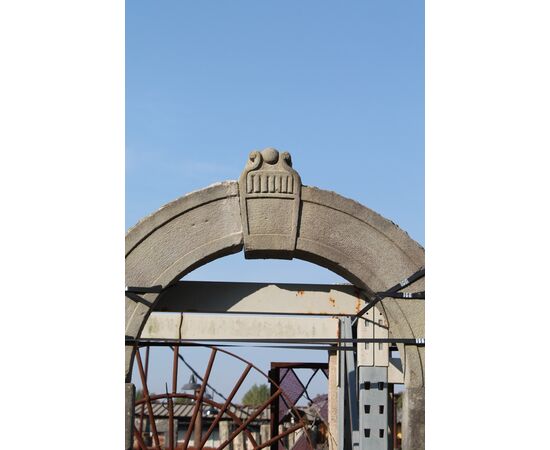 Antico portale in pietra arenaria 