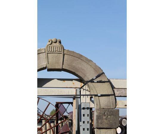 Antico portale in pietra arenaria 