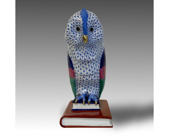 HEREND, Gufo appollaiato su libri, scultura in porcellana policroma 
