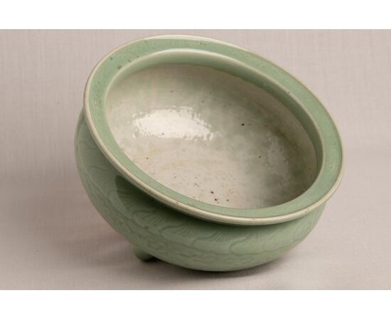 Large 18th century Celadon bowl - O / 481 -     