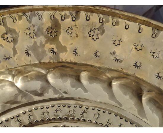 Grande piatto in ottone sbalzato, inciso e dorato Veneto XVII secolo