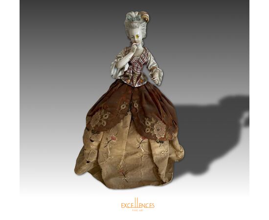 Porcelain figurine depicting a lady     