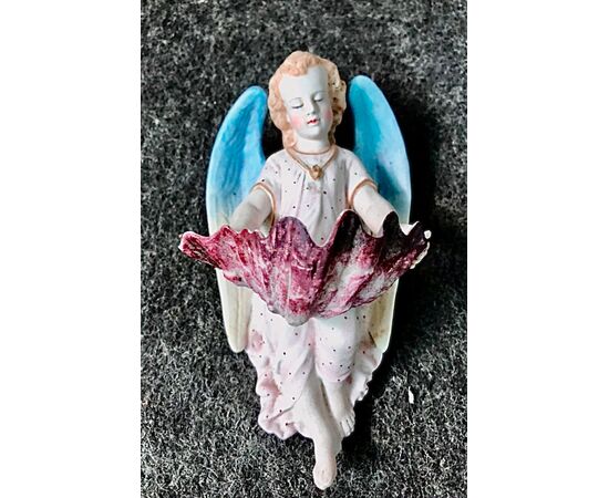 Acquasantiera  in porcellana bisquit raffigurante angelo con coppa a forma di conchiglia.Francia.