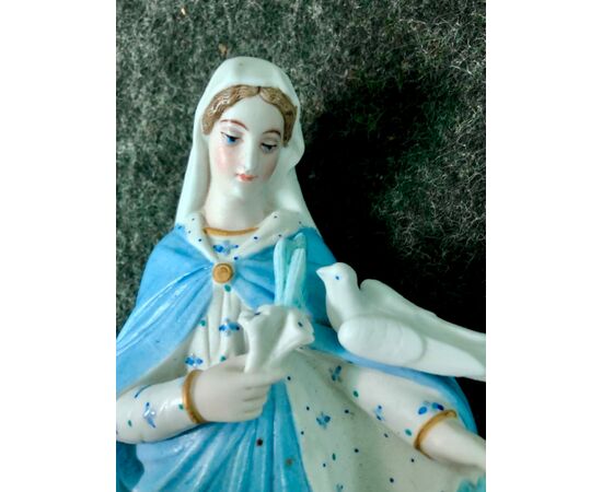 Acquasantiera in porcellana bisquit raffigurante Madonna con colombe.Francia.