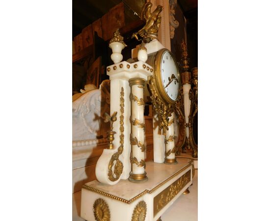  al236 - trittico composto da orologio e candelabri, con raffinate sculture  
