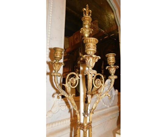  al236 - trittico composto da orologio e candelabri, con raffinate sculture  