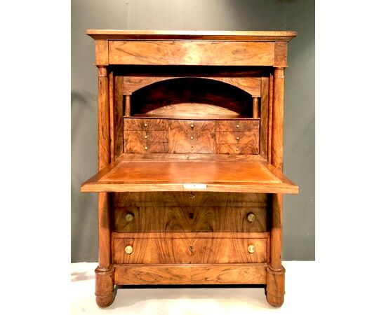 Walnut burl veneer secretaire with 4 drawers and six small drawers inside Italy, Louis Philippe period.     