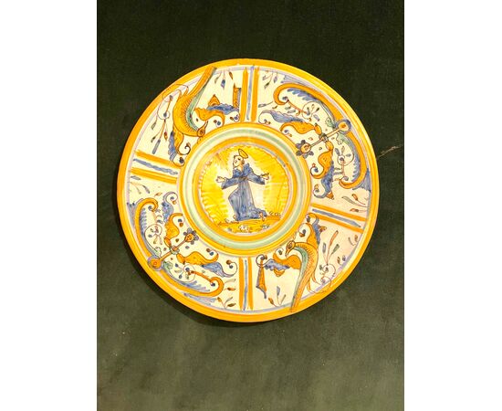 Majolica cutting board with Raphaelesque quarter decoration and central round with figure of Saint Deruta manufacture.     