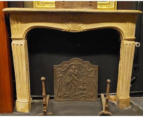 chp341 - Burgundy stone fireplace, 18th century, meas. cm l 129 xh 104 x d. 30     