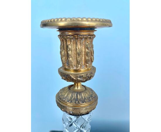 Coppia di candelieri in bronzo e cristallo molato. Francia