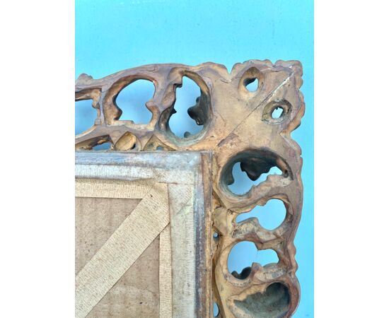 Cornice-specchiera in legno intagliato a cartoccio e foglia oro.Firenze.