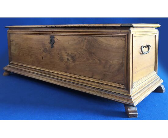 Large chest in oak and walnut - Italy 18th century     