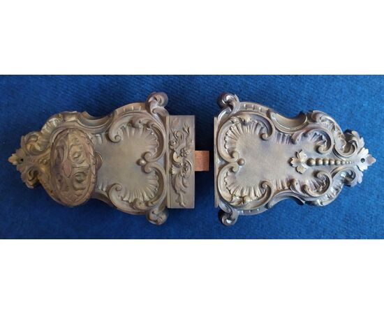 Grande serratura con maniglia in ottone cesellato - Francia XIX sec. (B)