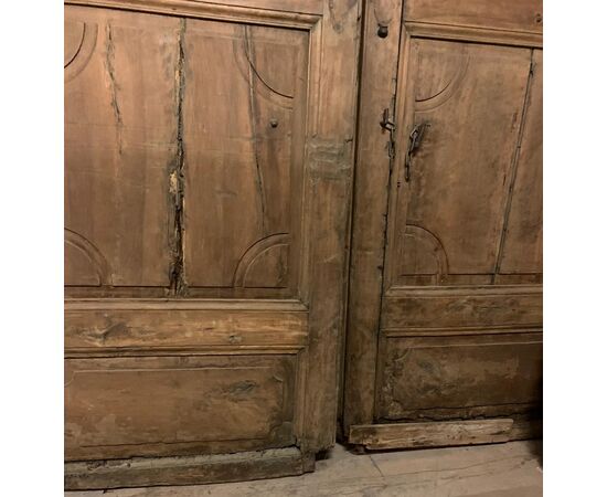 ptn255 - walnut door, period &#39;7 /&#39; 800, meas. cm l 256 xh 345     