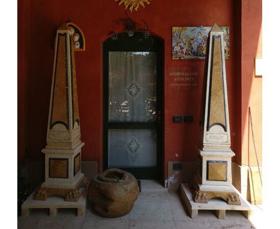 Incredibile coppia di Grandi obelischi in marmi policromi con incisioni latine - H 215 cm