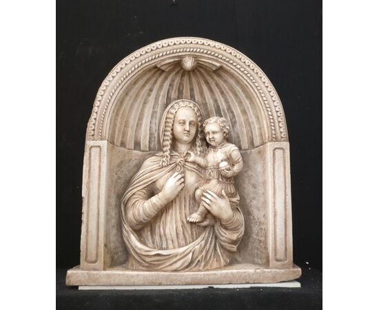 Bellissima Madonna col Bambino - Edicola - Marmo Greco Thassos - 70 x 63 cm - Venezia - Periodo '700