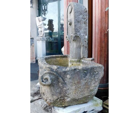  dars466 - antica fontana in pietra, epoca '700, misura cm l 102 x h 110 x p. 57 