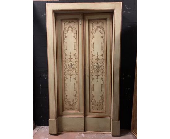 pts757 - n. 3 lacquered doors with frame, 18th century, max size cm l 125 xh 225     