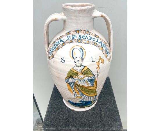 Grande vaso biansato in maiolica compendiaria con figura di San Lazzaro e motivi vegetali stilizzati.Castelli d’Abruzzo.