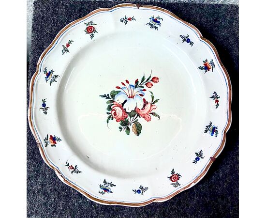 High-fire majolica plate with floral decoration.Coppellotti manufacture.Lodi     